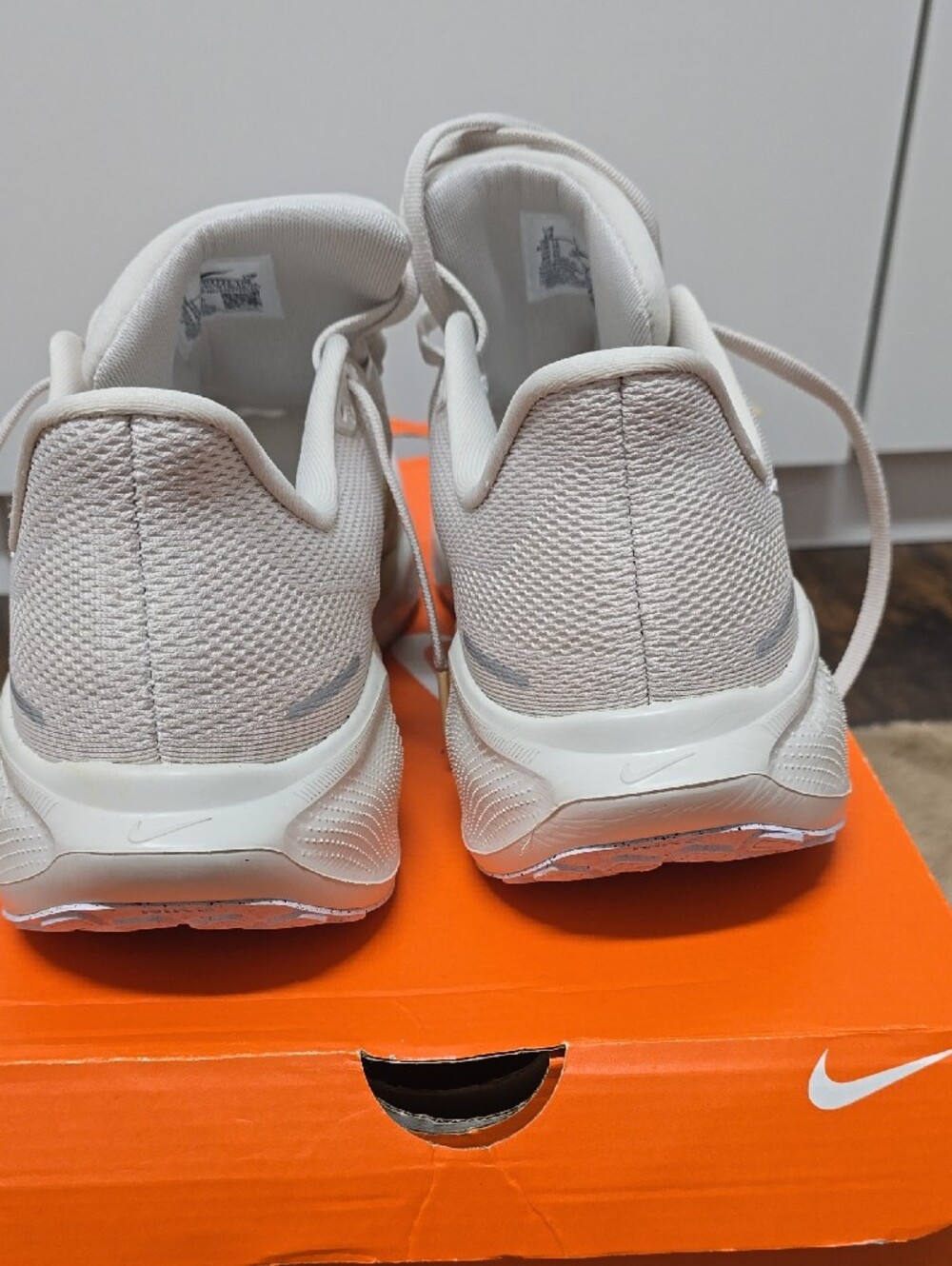 Nike Mens Running Shoes - Cream & Light Gray - Picture 4 of 8